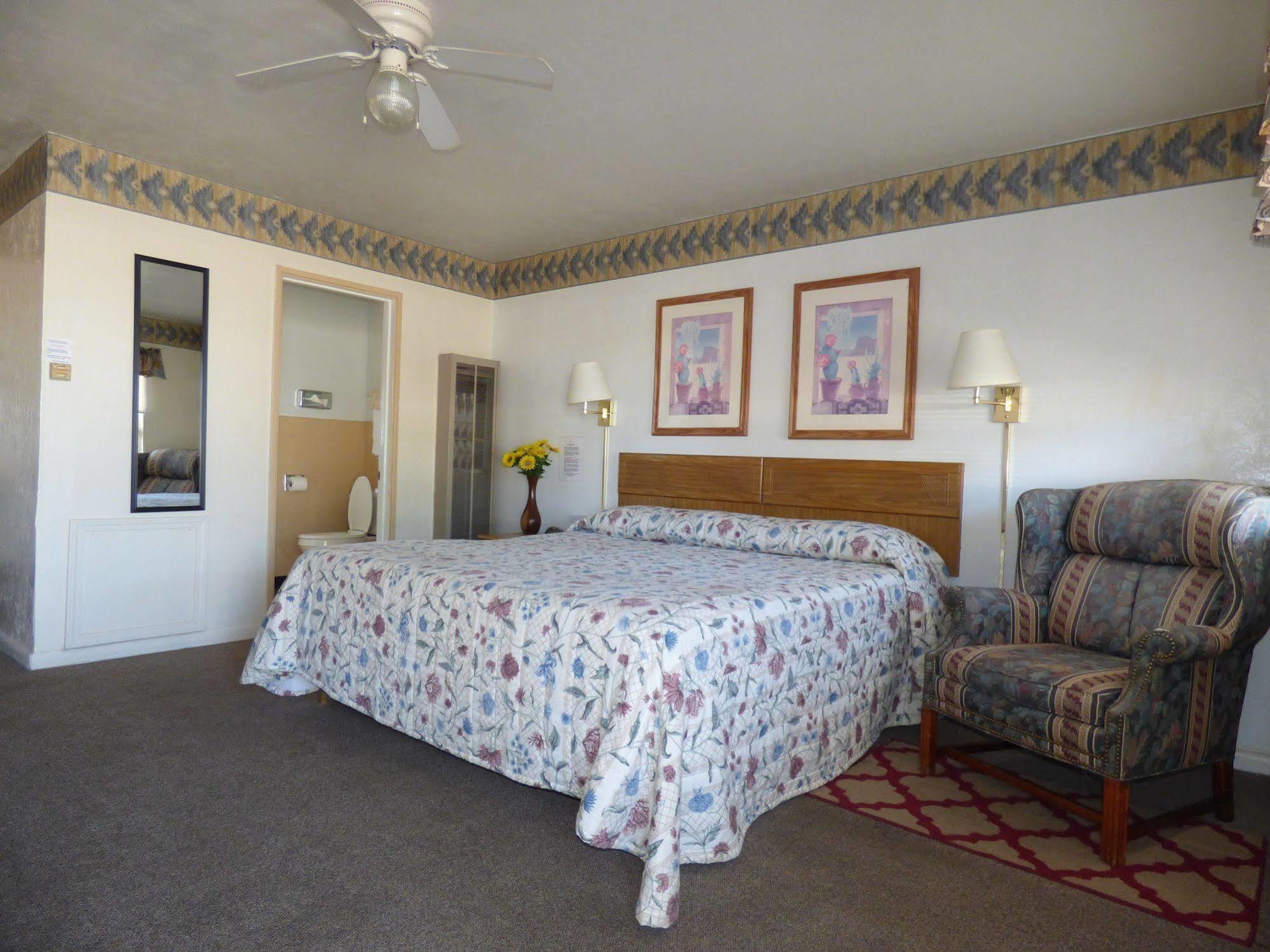 Rainbow Inn Carrizozo Bagian luar foto